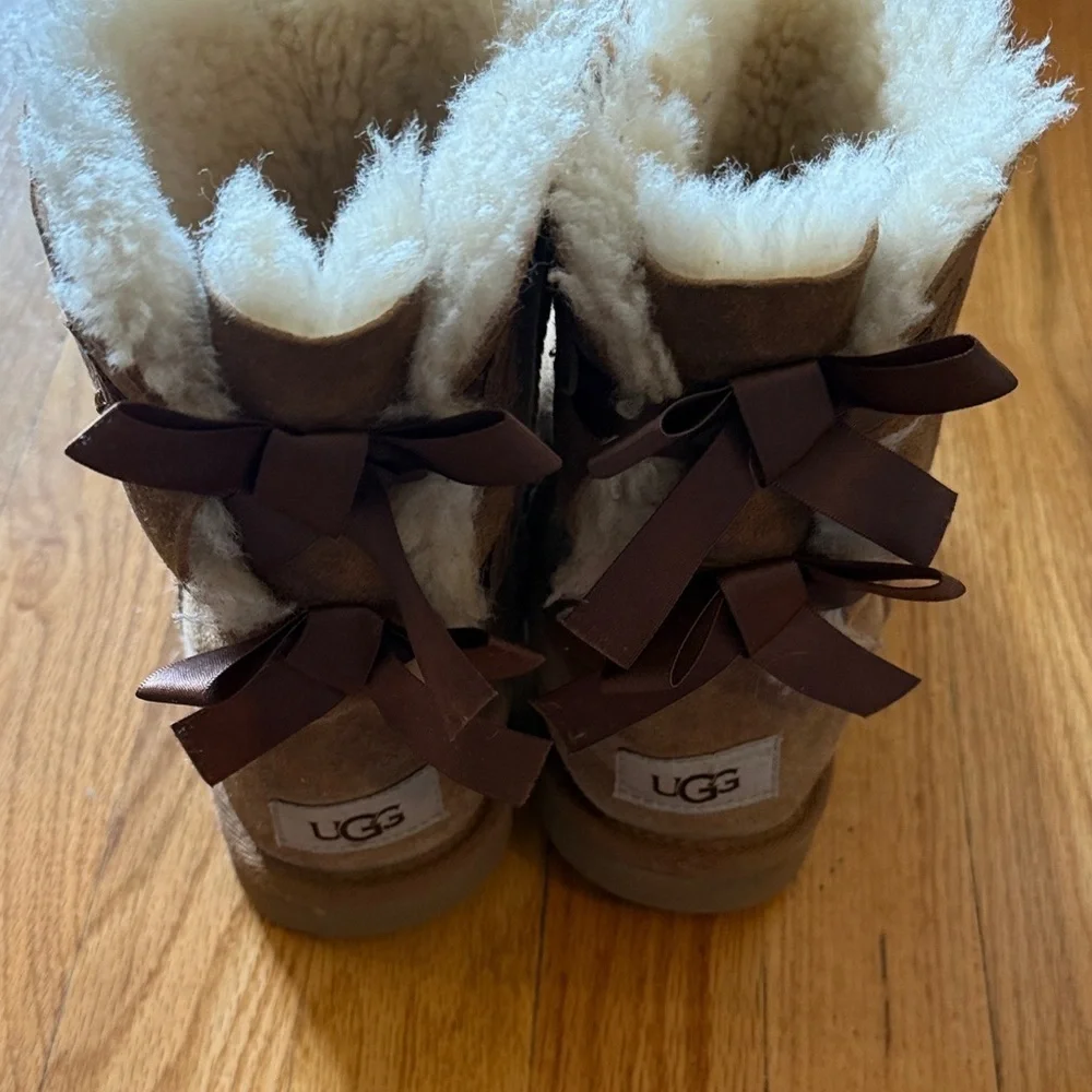 Ugg sz 3 youth Cozy Brown Kids Boots- condition noted Bailey boot